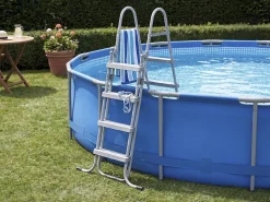 Escalier de piscine avec système de sécurité enfant
