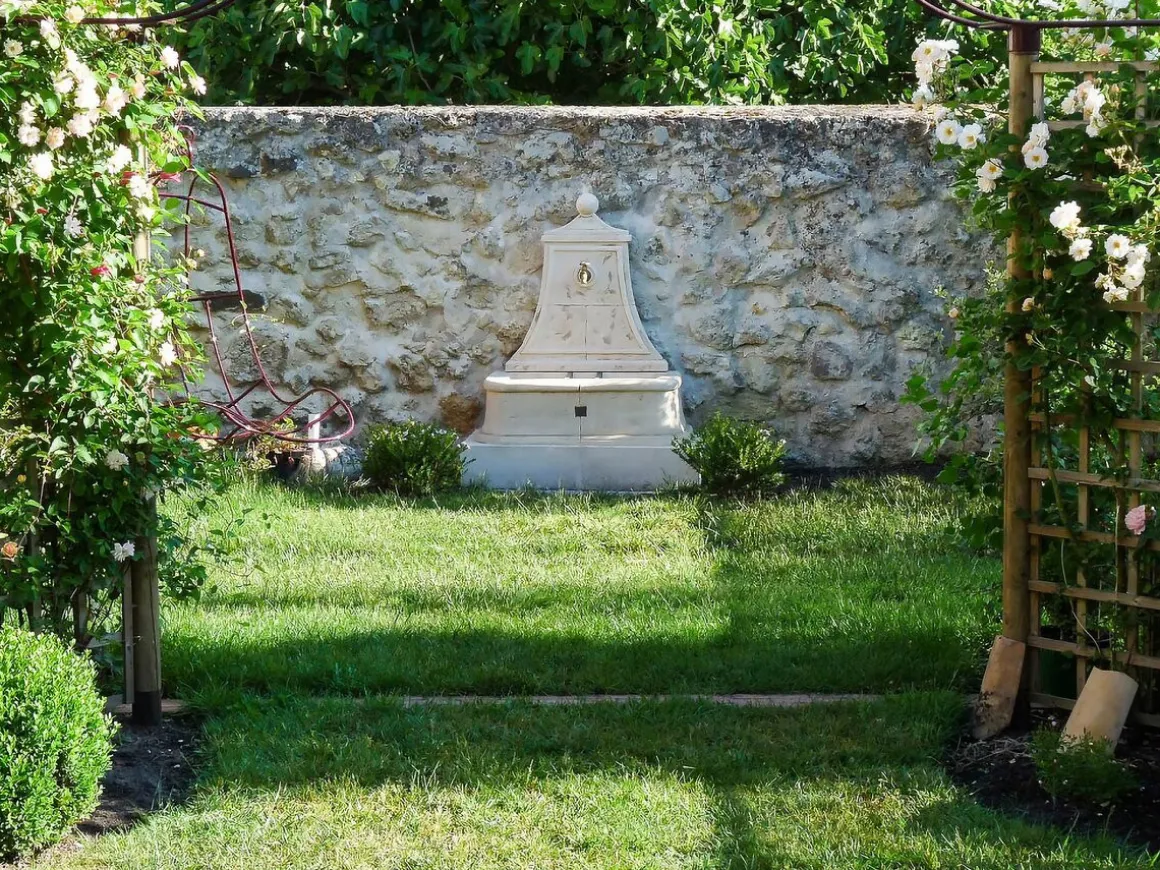 Fontaine " Baccarat" - Pierre reconstituée - 86 x 51 x 111 cm