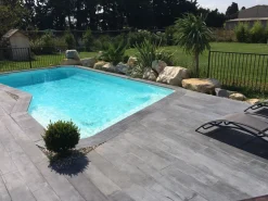 Lot de 40 Margelles droites 60 x 33 cm + 4 margelles angle de piscine 45 x 45 cm - Aspect bois - Ton Gris