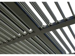 Pergola bioclimatique avec store en aluminium 
