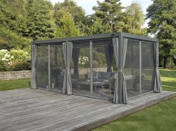 Pergola bioclimatique en aluminium avec rideau et moustiquaire 