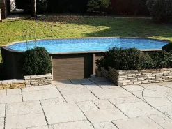 Piscine béton aspect bois en kit décagonale allongée 