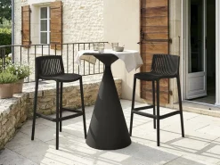 Table et chaises hautes de bistrot empilables