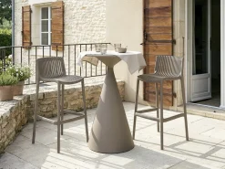 Table et chaises hautes de bistrot empilables 